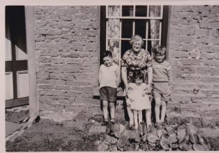 Dorothy Agnes Cox with three of her grandchildren David Cox, Lesley Cox and Glenn Sutcliffe, Blackgate Yard 1961. | Glenn Sutcliffe